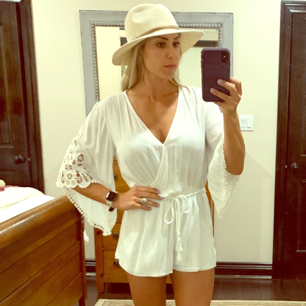 White jumper/swimsuit coverup